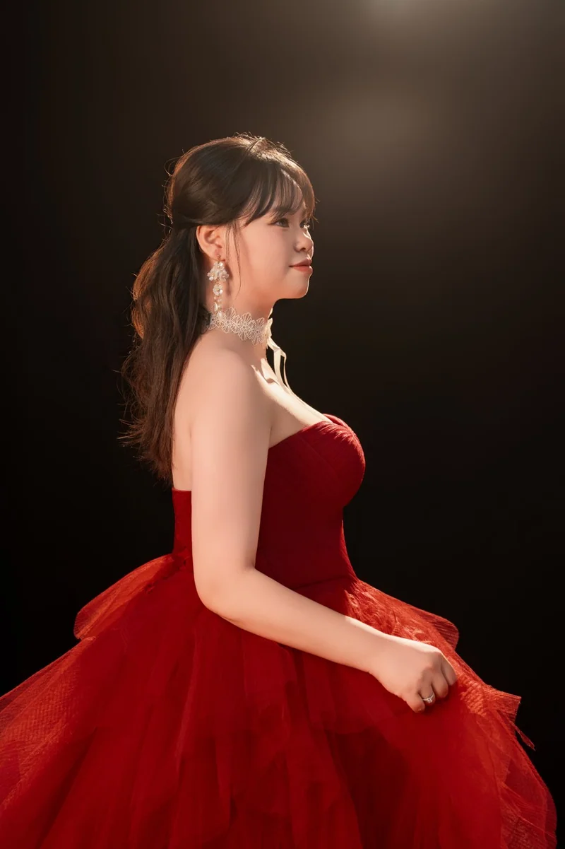 黑色背景前的新娘红色礼服肖像