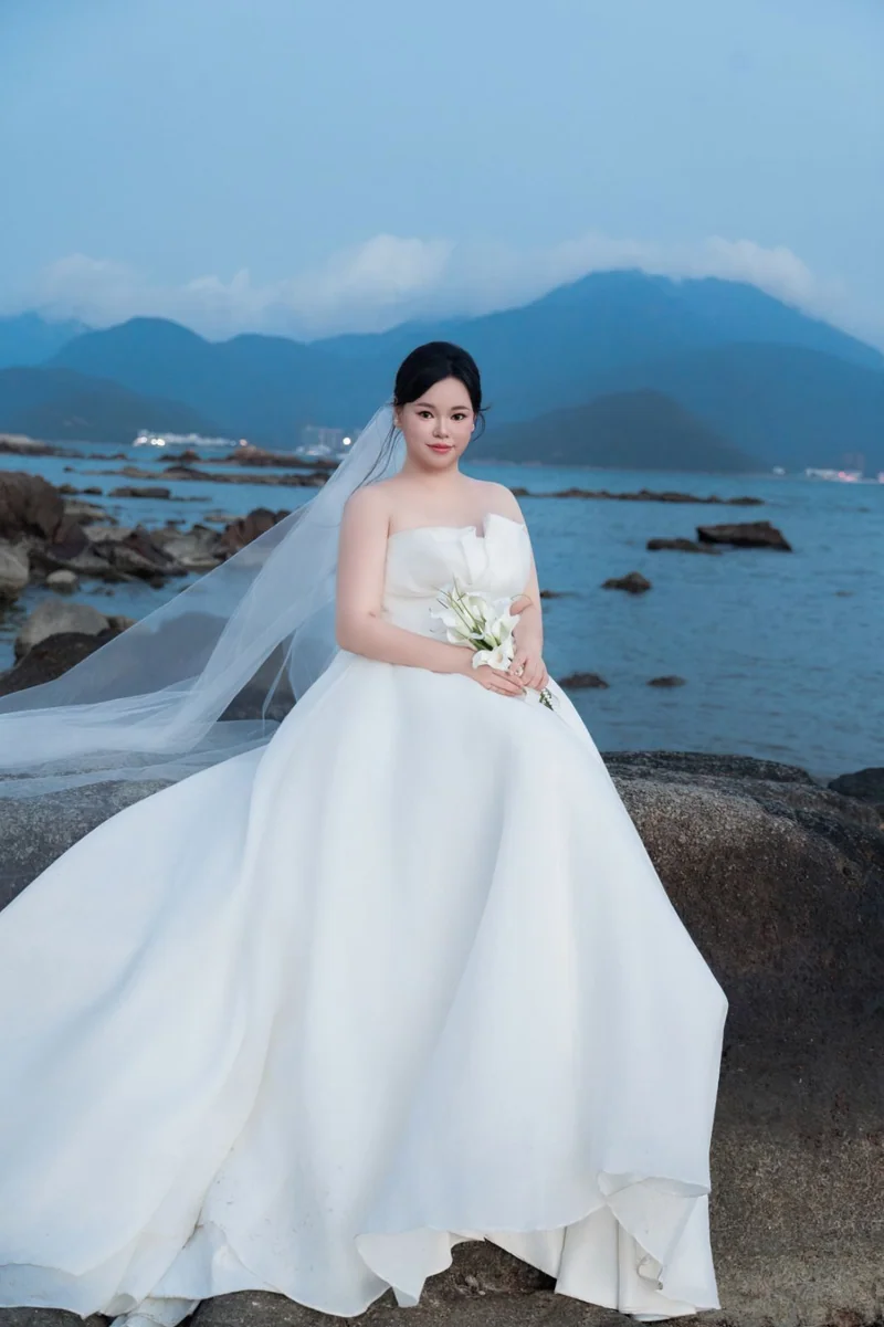 蓝调海岸前的新娘全身肖像