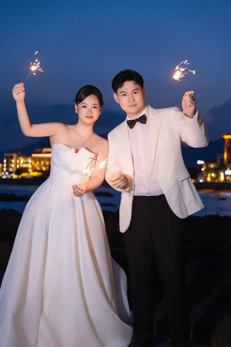 夜色中举起仙女棒的新人