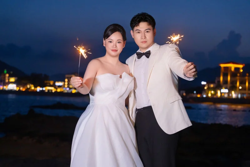 蓝调夜色中的新人半身肖像