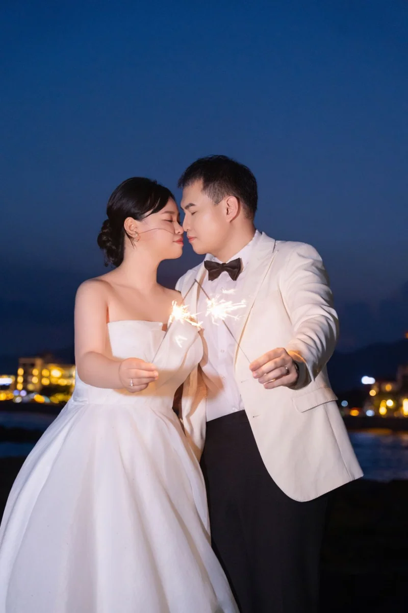 夜色中手持仙女棒相吻的新人