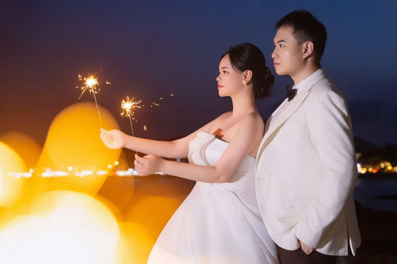夜色中手持仙女棒的新人侧影