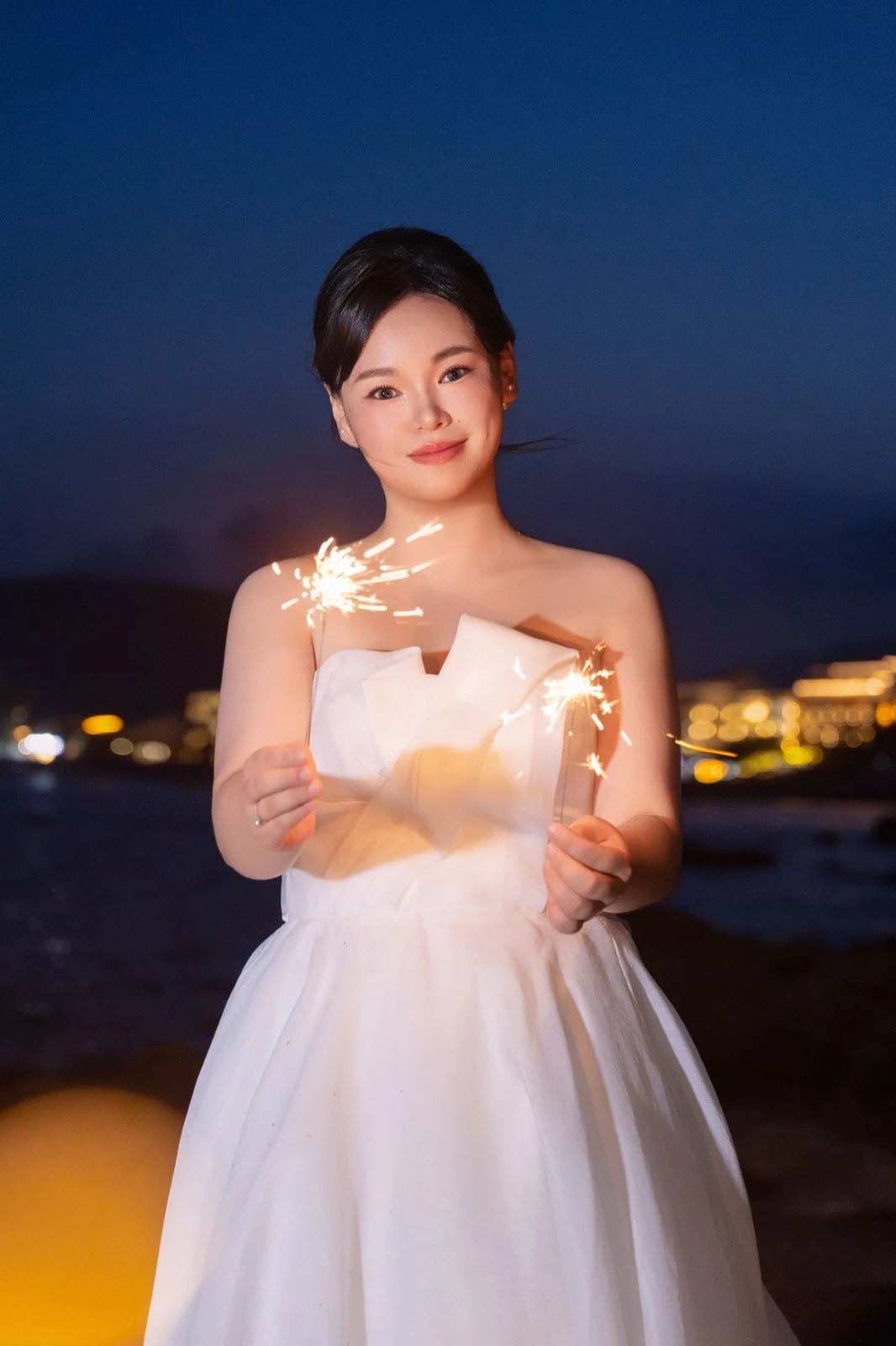 蓝调夜色中手持仙女棒的新娘